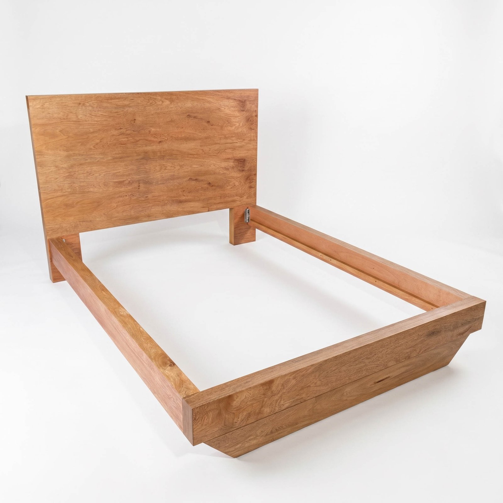 Cama Ventura completa de diseño liso con iluminación led integrada para alcobas de lujo
