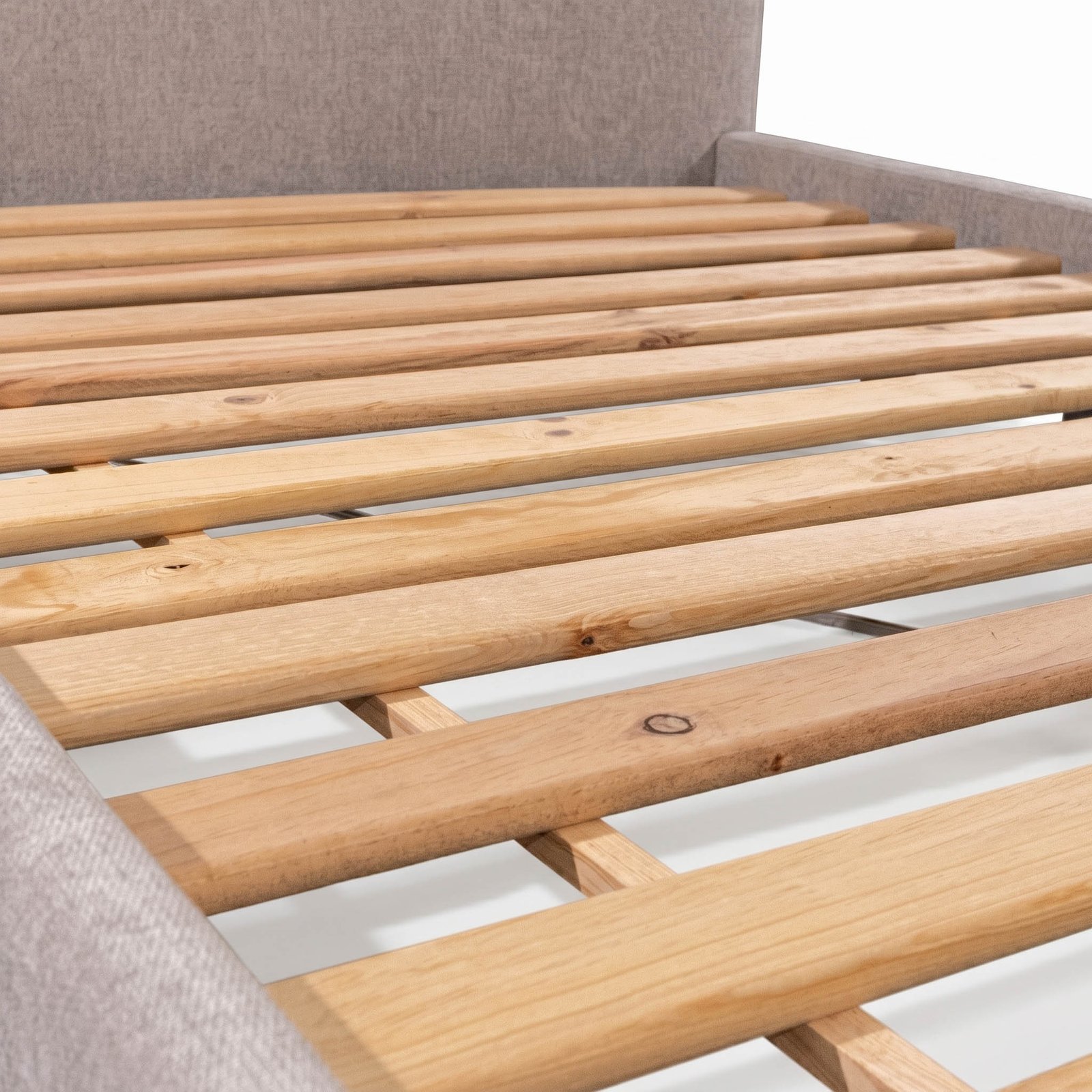 Cama Segovia completa en madera natural flor morado para habitaciones minimalistas en Bogotá