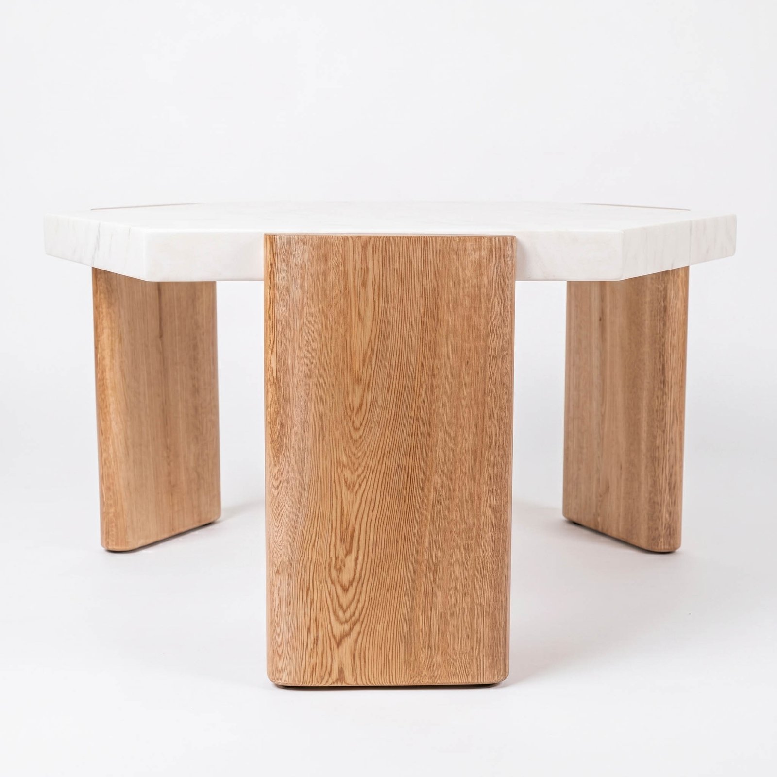 Mesa de centro Segovia de lujo con cubierta clara y madera para salas en Bogotá