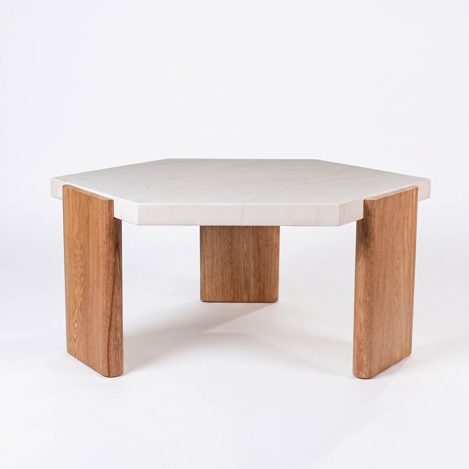 Mesa de centro Segovia de lujo con cubierta clara y madera para salas en Bogotá
