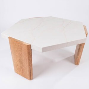 Innovación visual para tu sala. Mesa de Centro Segovia con cubierta clara tipo mármol y bases en madera flor morado. Estilo sofisticado y contemporáneo.