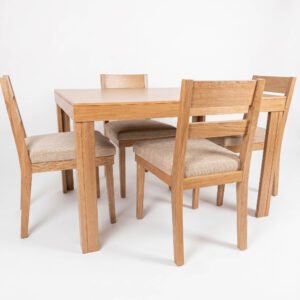 Silla de comedor Lia de diseño minimalista con estructura de alta resistencia fabricada en Bogotá