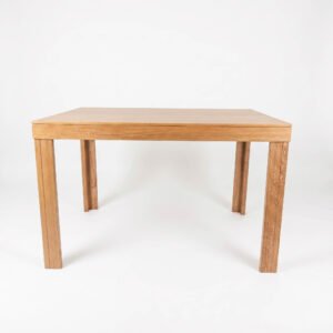 Mesa de comedor Lia de 4 puestos en madera natural de diseño contemporáneo en Bogotá