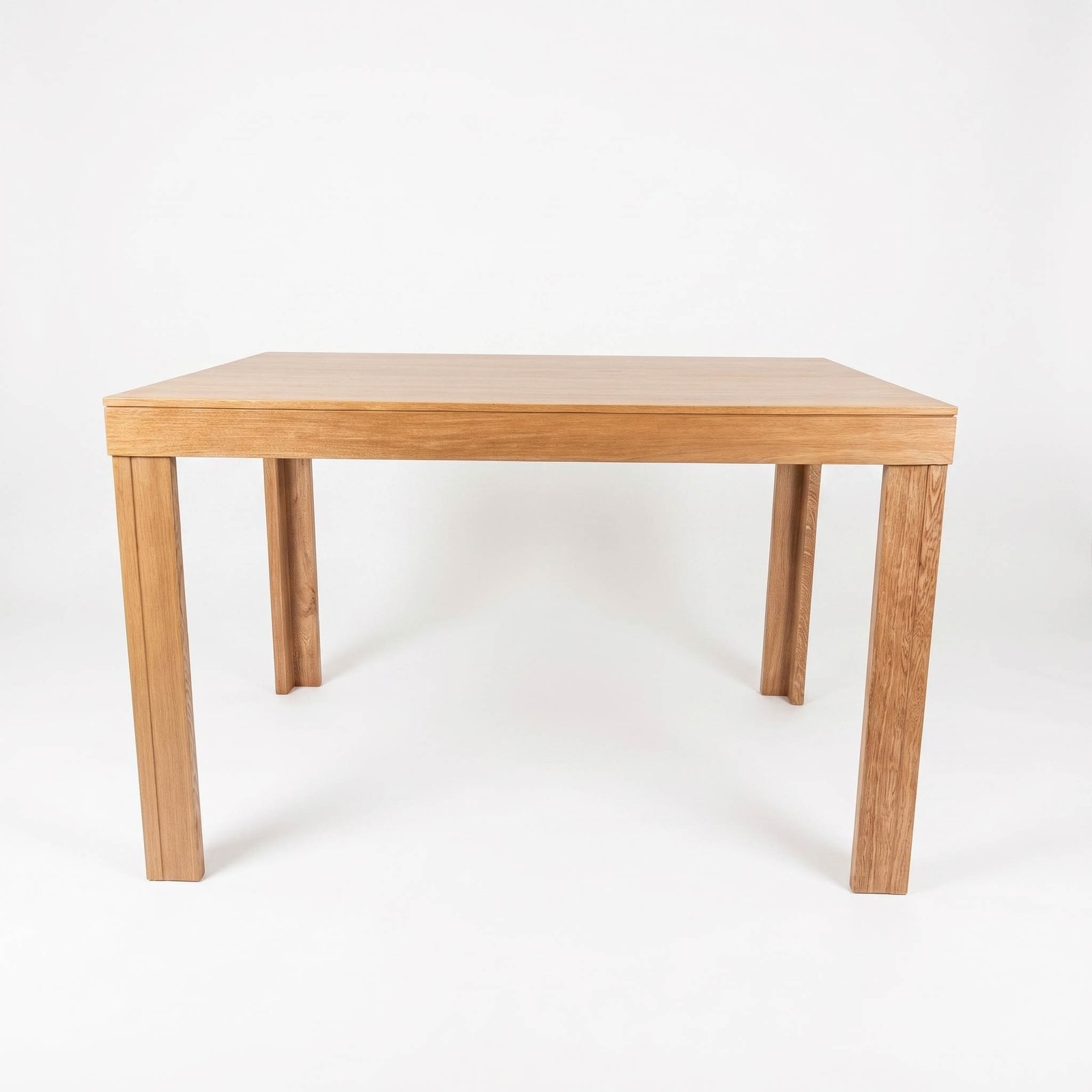 Mesa de comedor Lia de 4 puestos en madera natural de diseño contemporáneo en Bogotá