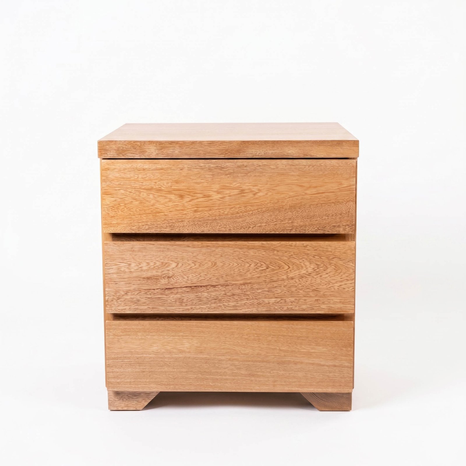Mesa de noche Lia de alta gama en madera natural con tres cajones para diseño interior en Bogotá