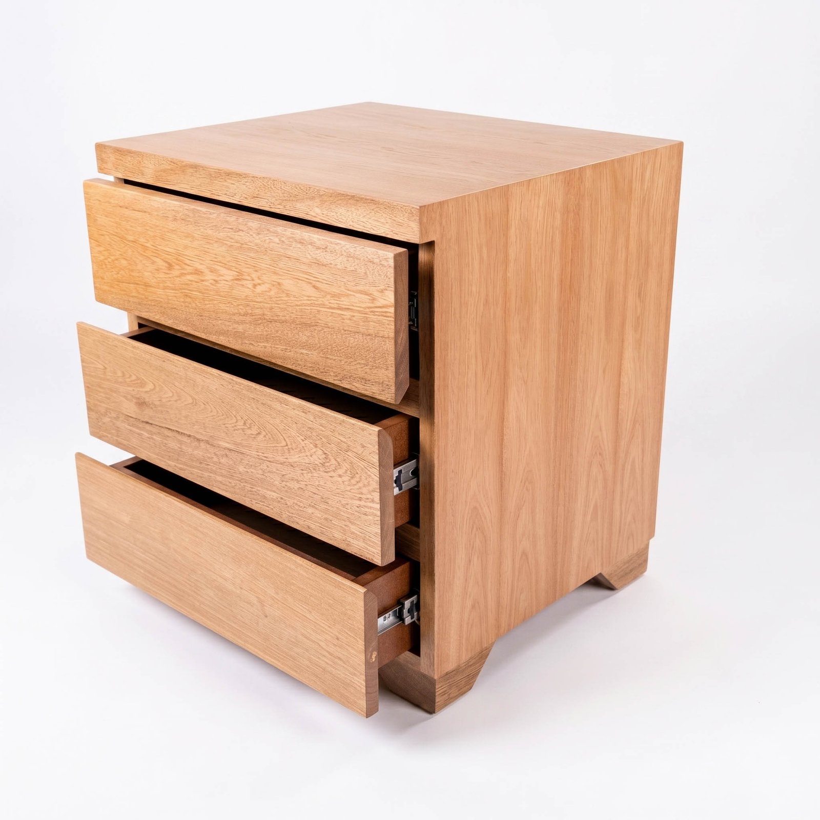 Mesa de noche Lia de alta gama en madera natural con tres cajones para diseño interior en Bogotá