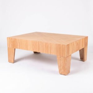 Mesa de centro Iris minimalista en madera natural para salas premium en Bogotá Colombia