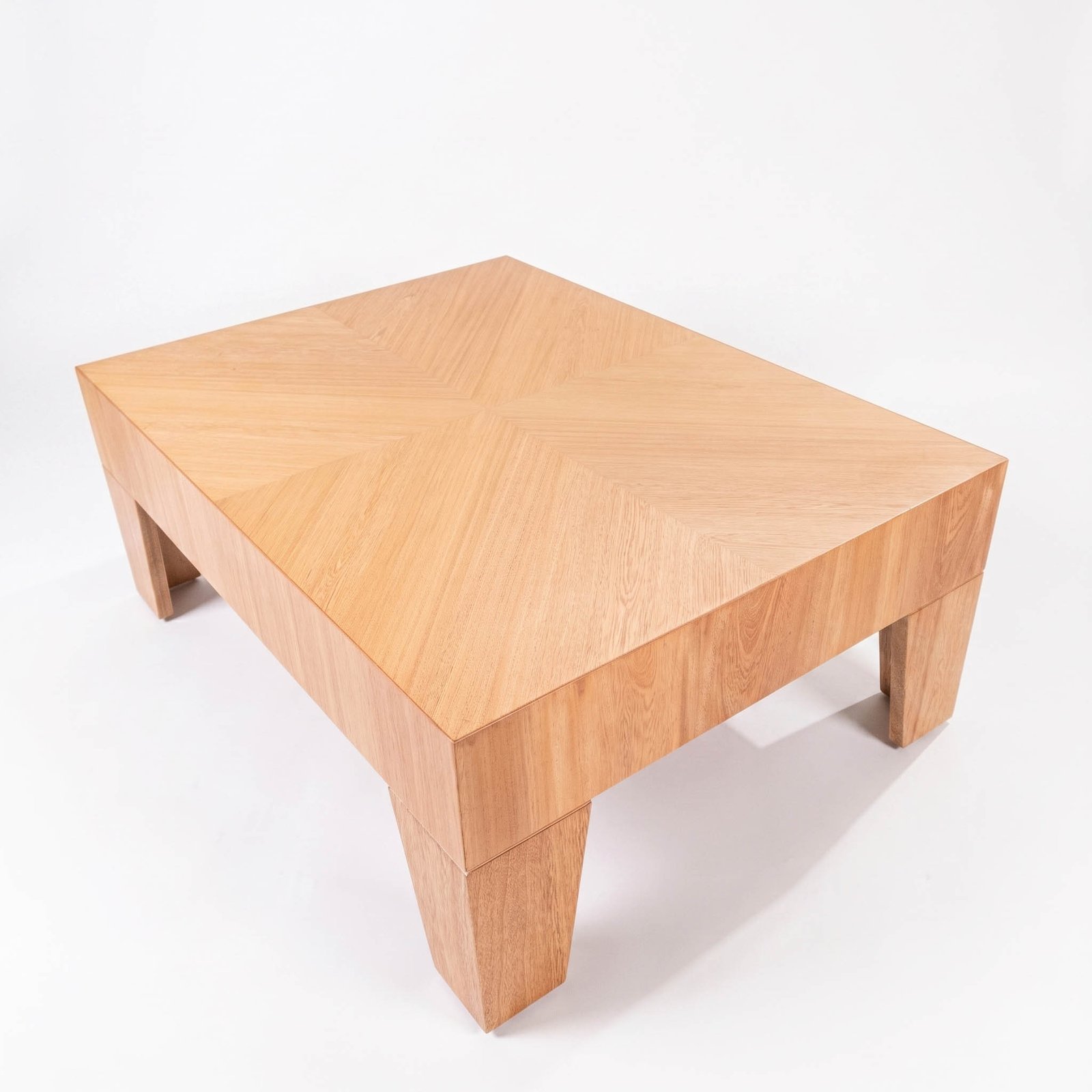 Mesa de centro Iris minimalista en madera natural para salas premium en Bogotá Colombia