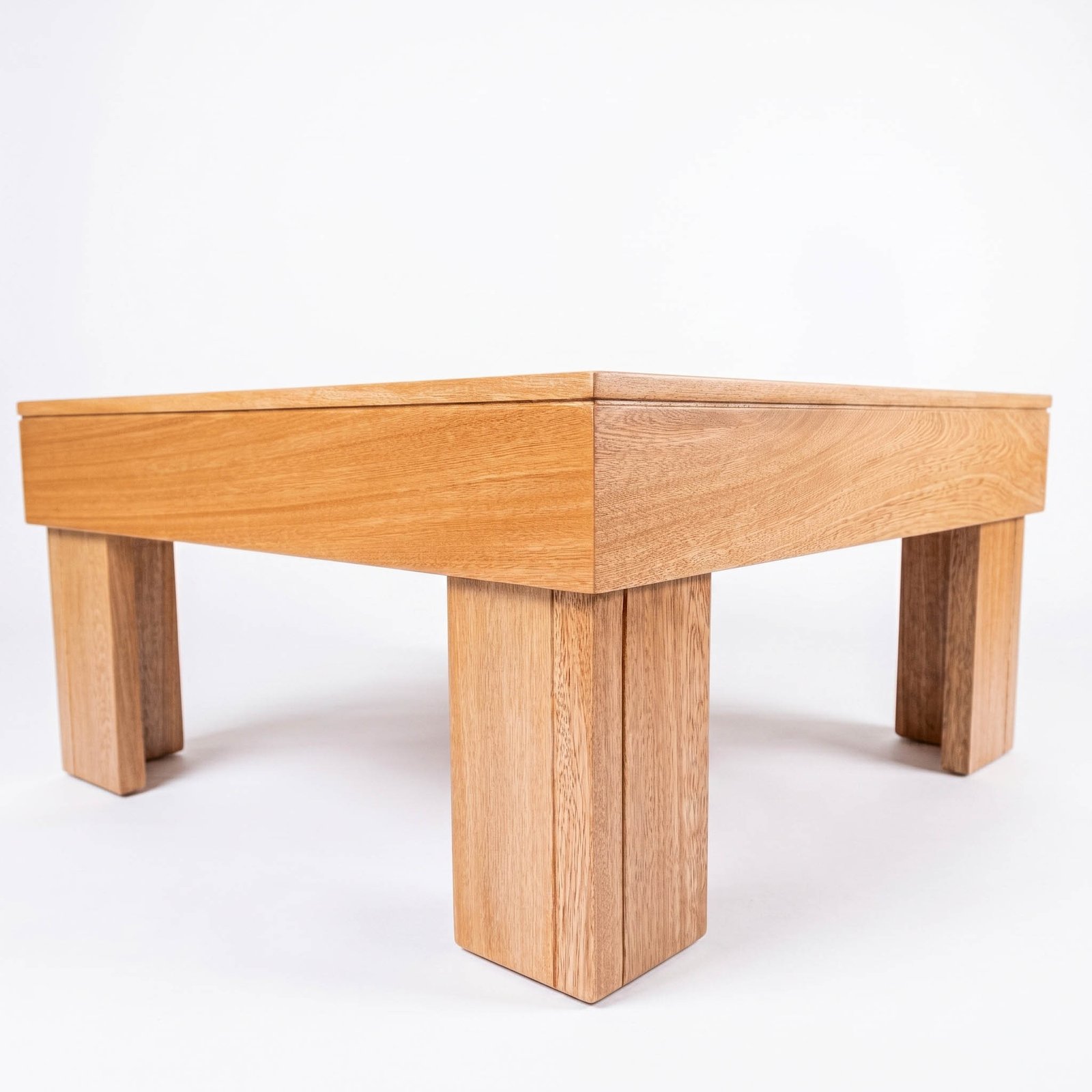 Mesa de centro Lia geométrica en madera flor morado fabricada en Bogotá