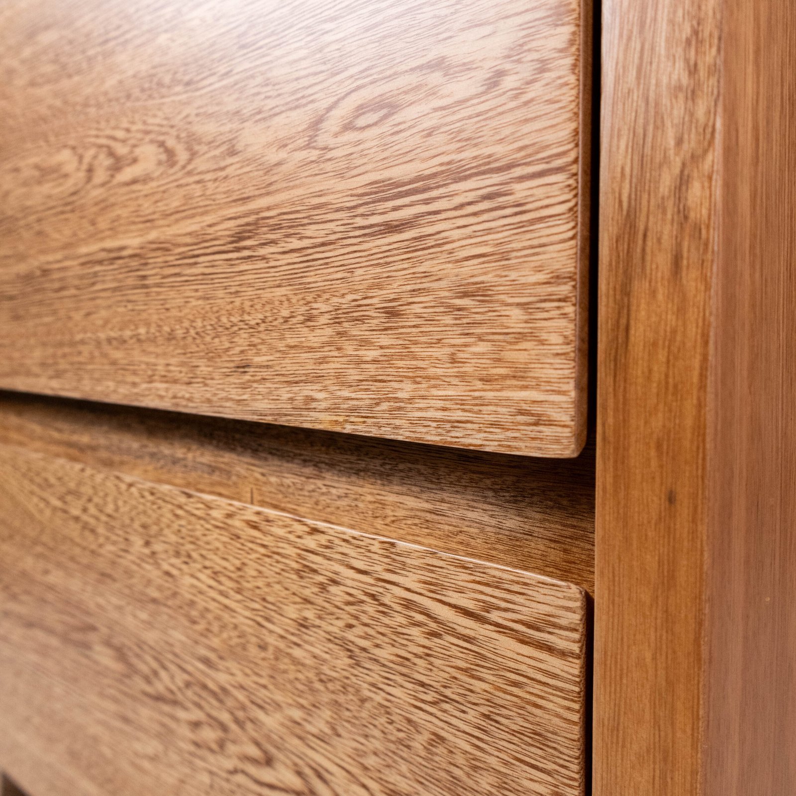 Mesa de noche Dalas minimalista en madera flor morado fabricada en Bogotá